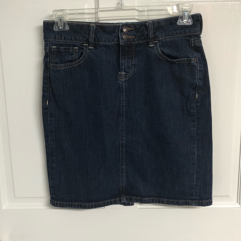 Old Navy size 6 jean skirt with slit